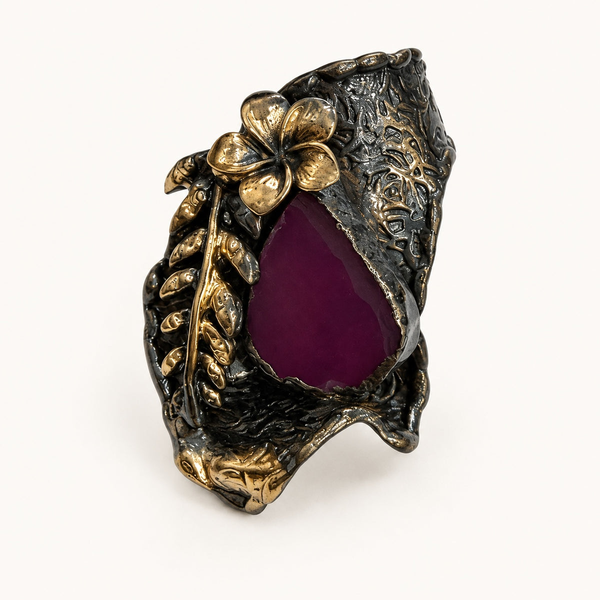 Anello color canna di fucile e viola, vista frontale con fiore, foglie e dettaglio a goccia.