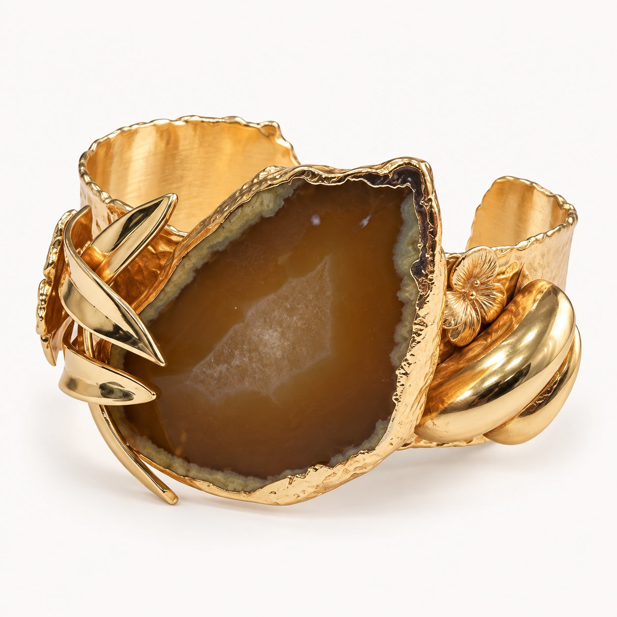 Bracciale PHILO P color oro con elemento centrale marrone irregolare e decorazioni floreali, vista frontale.