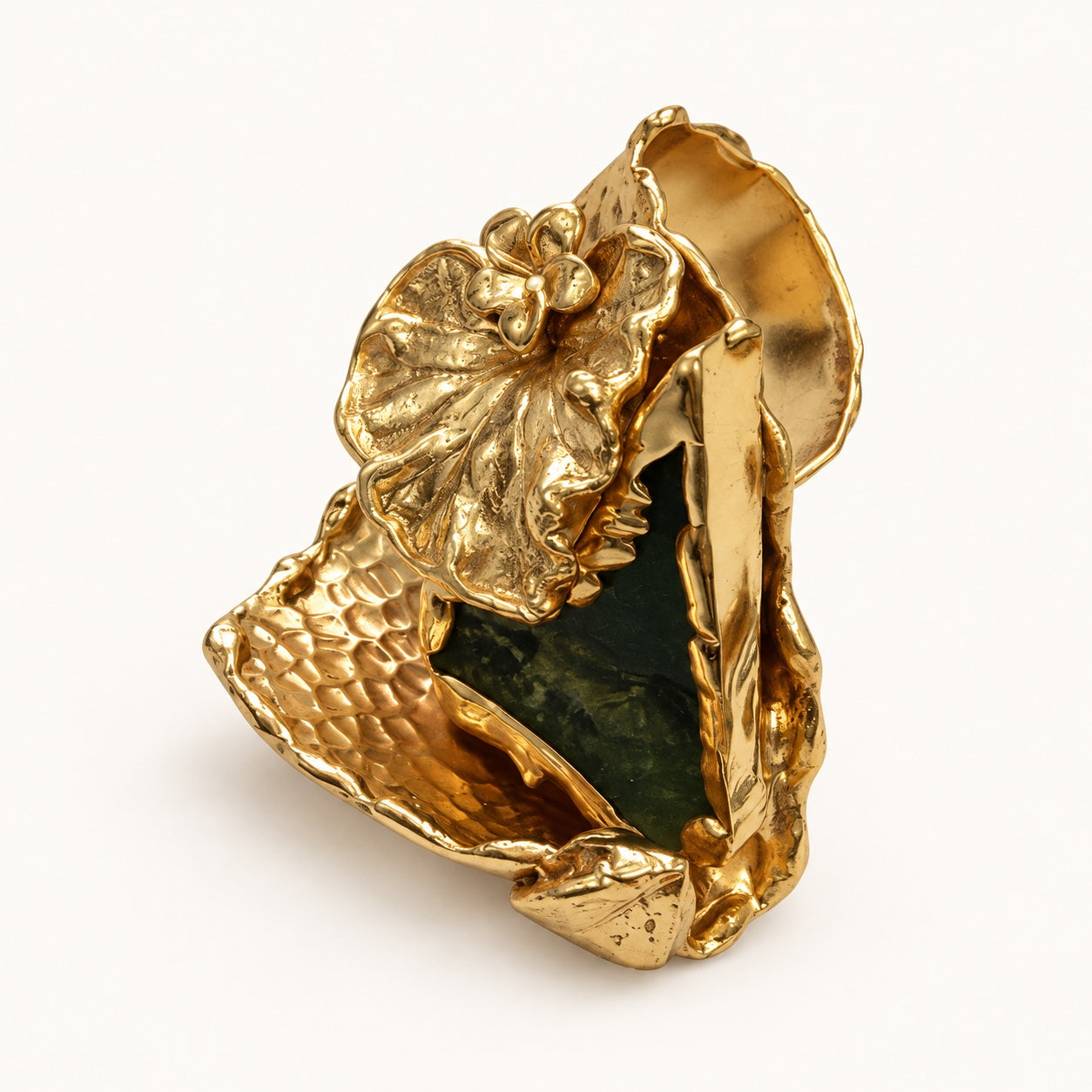 Anello con foglia visto a tre quarti, con dettaglio verde scuro e bordo color oro in rilievo.
