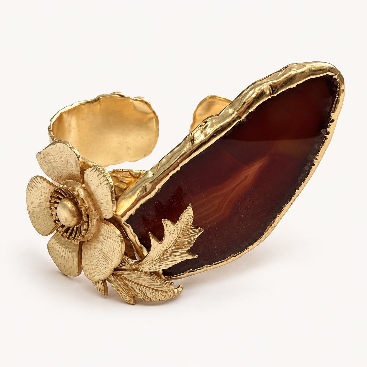 Dettaglio del grande fiore color oro e delle foglie sul bracciale bordeaux PHILO P.