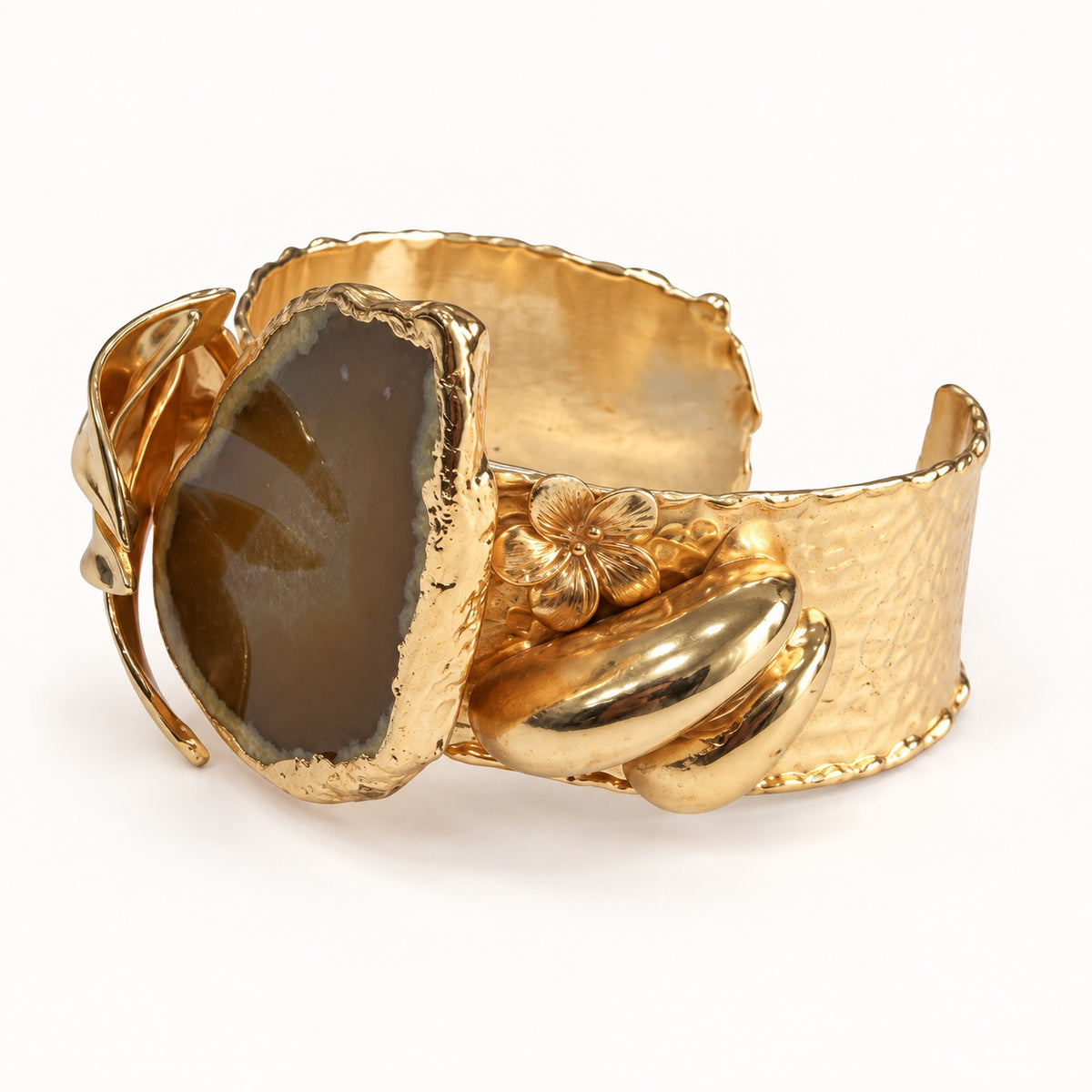 Bracciale PHILO P color oro e marrone, vista a tre quarti con decorazioni floreali e foglie in rilievo.