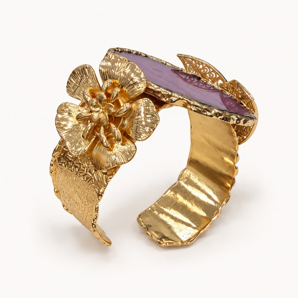 Vista laterale del bracciale viola PHILO P con fiore in rilievo e fascia aperta color oro.