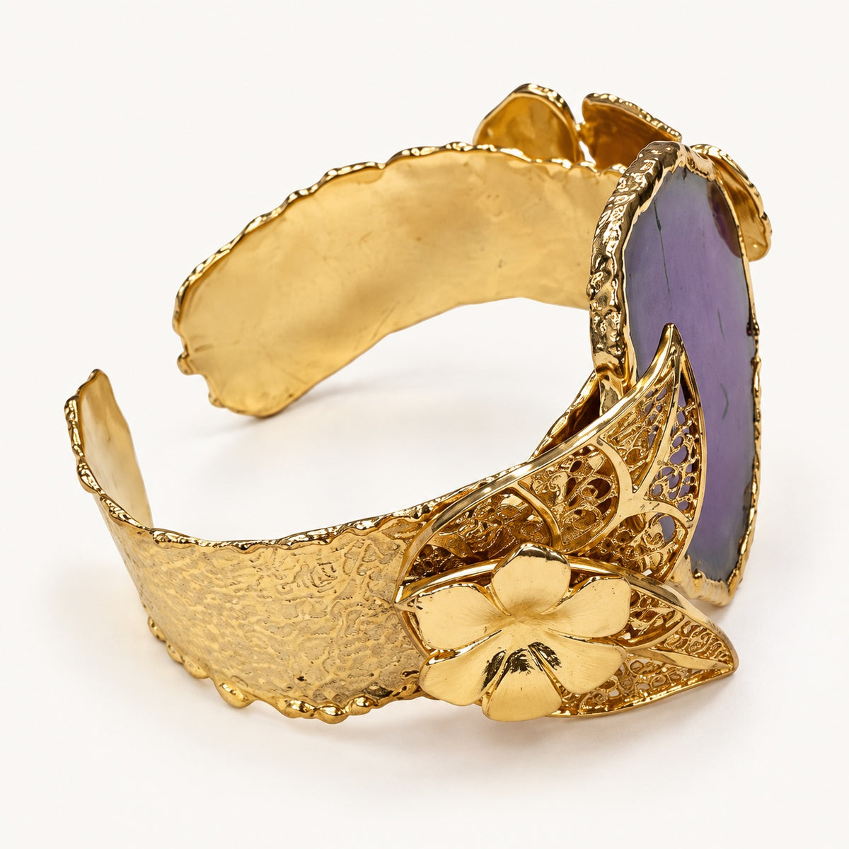 Dettaglio delle foglie traforate e del piccolo fiore sul bracciale viola regolabile PHILO P.