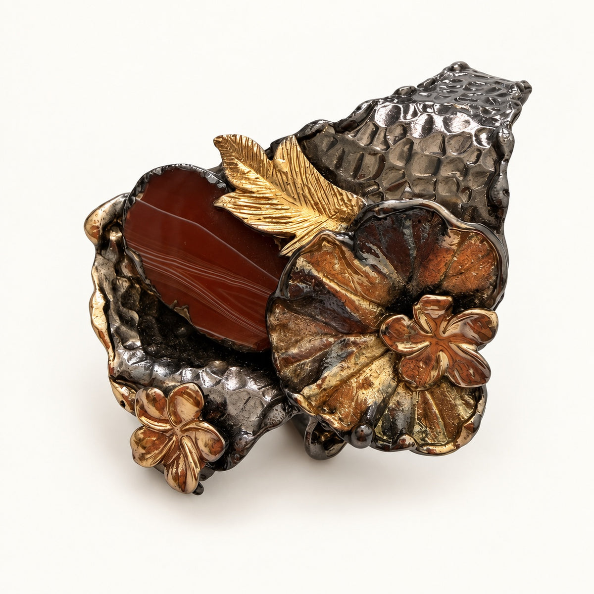 Dettaglio del fiore, della foglia color oro e delle venature chiare del frontale marrone.