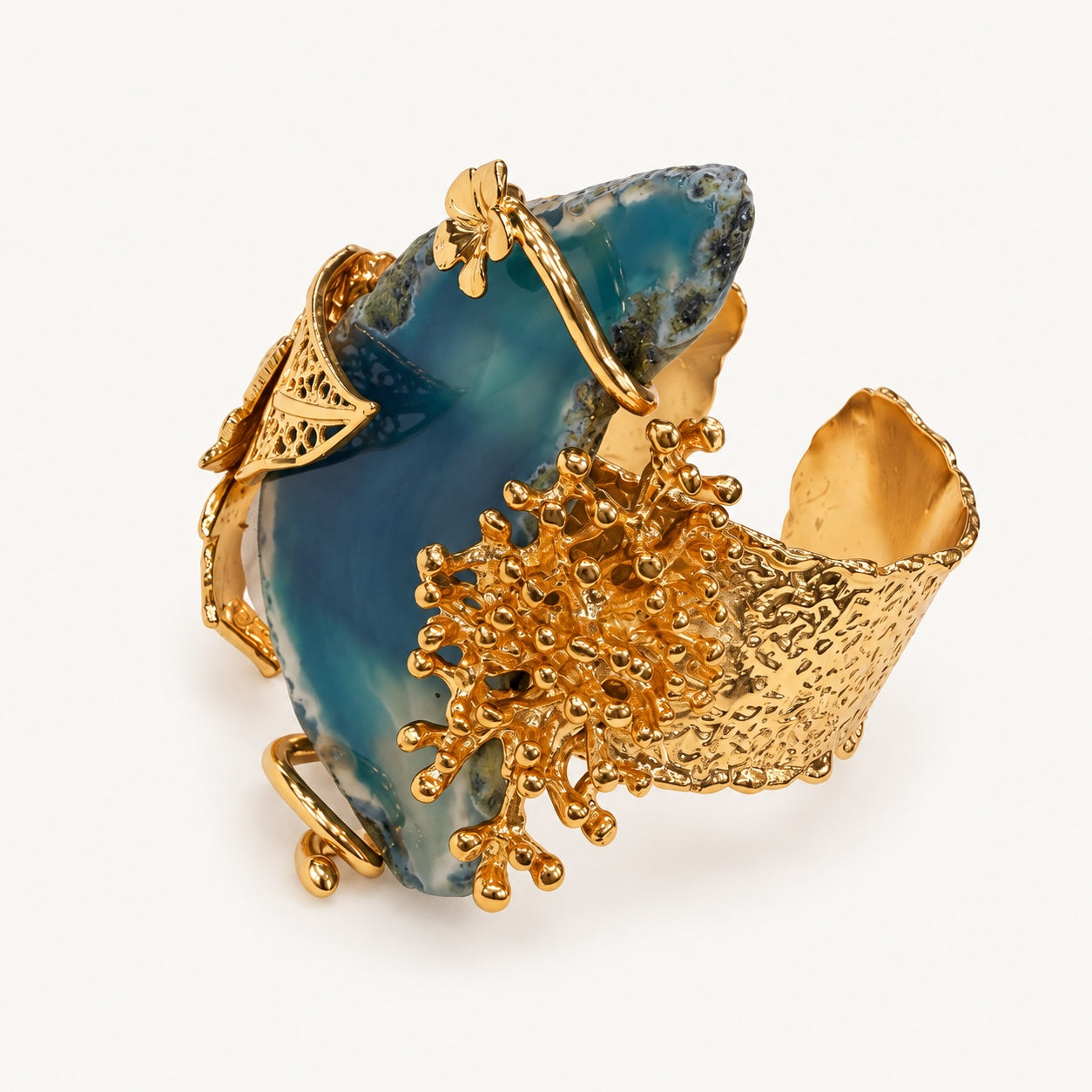 Bracciale PHILO P blu e color oro visto a tre quarti, con dettagli della decorazione ramificata.