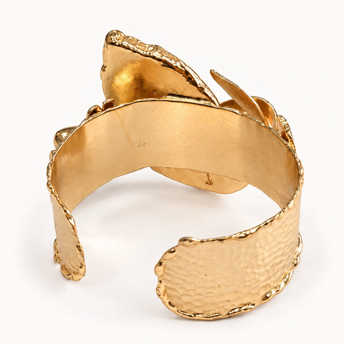 Retro e interno del bracciale aperto PHILO P color oro, con le due estremità della fascia visibili.