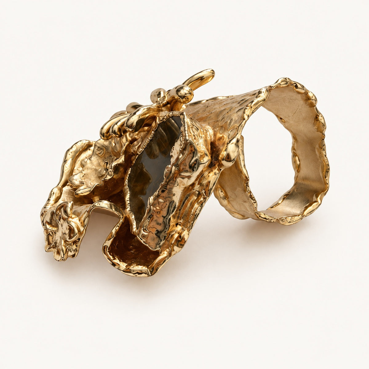 Profilo e interno dell'anello con margherita, con fascia color oro e dettaglio marrone scuro visto di lato.