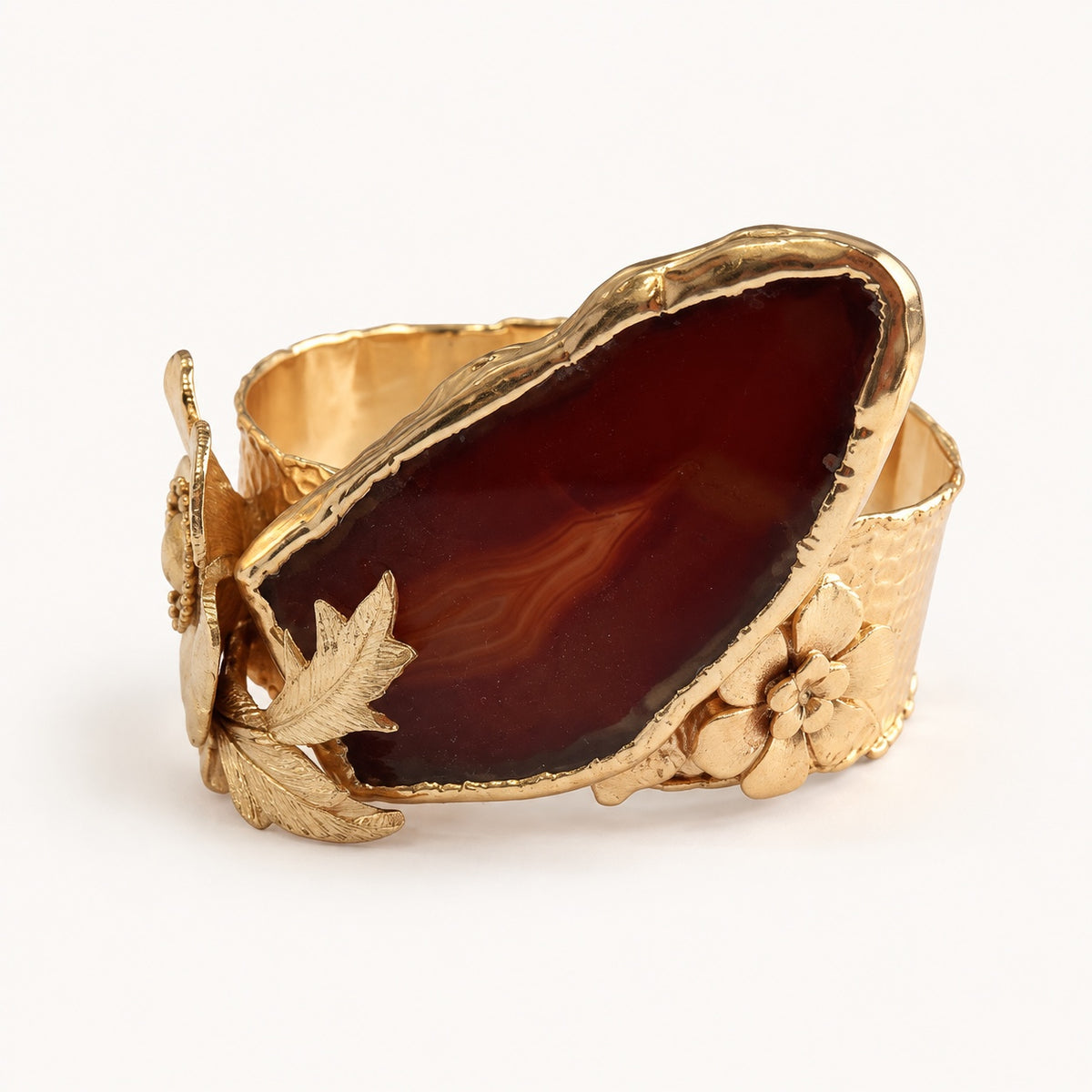 Vista del lato opposto del bracciale bordeaux PHILO P con piccolo fiore e fascia martellata color oro.